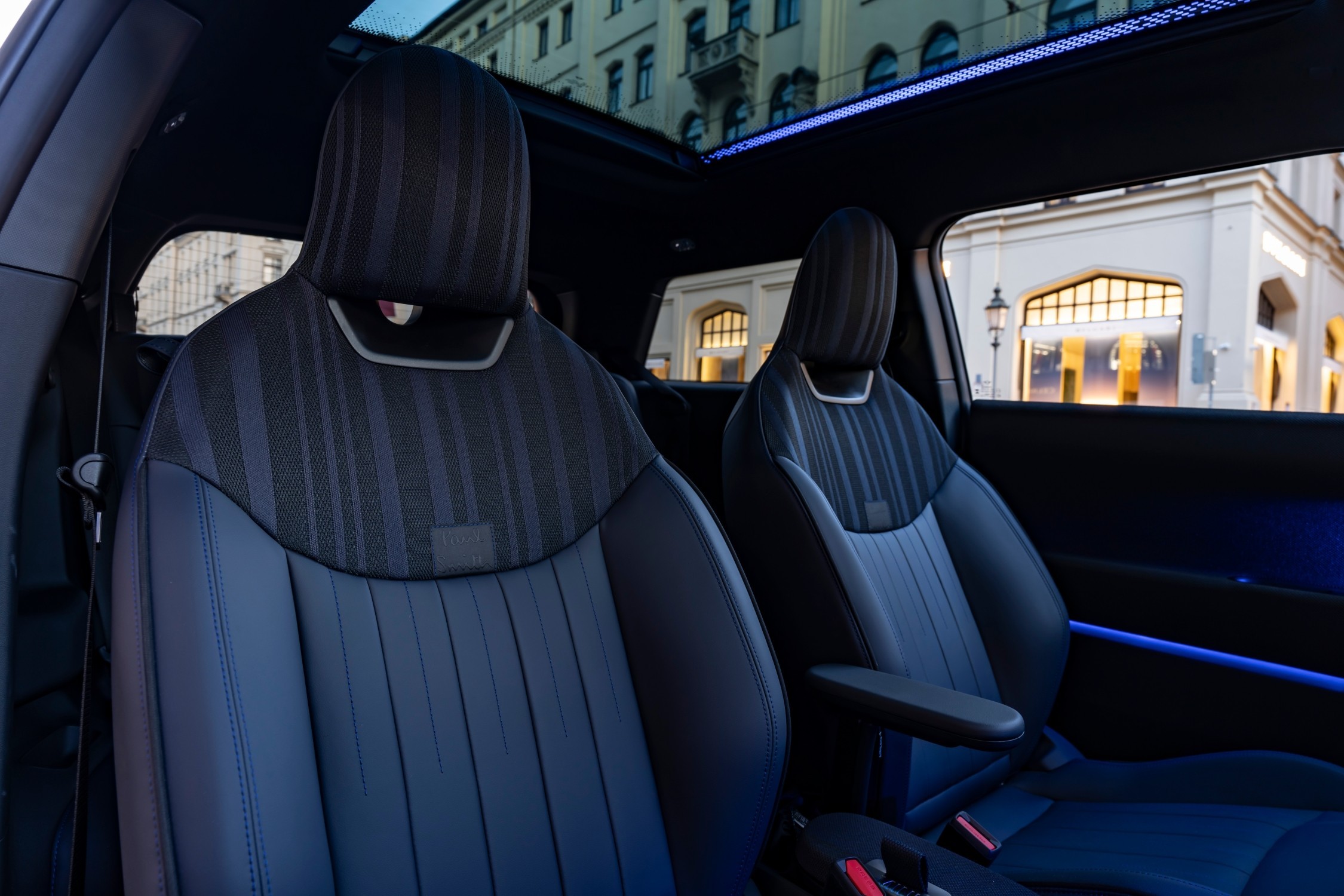 Detalhe do interior do MINI Cooper SE Paul Smith Edition em Midnight Black.